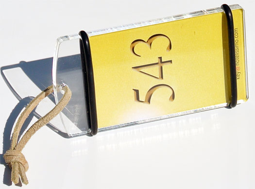 messingschlüsselanhänger mit passendem Lederbändchen